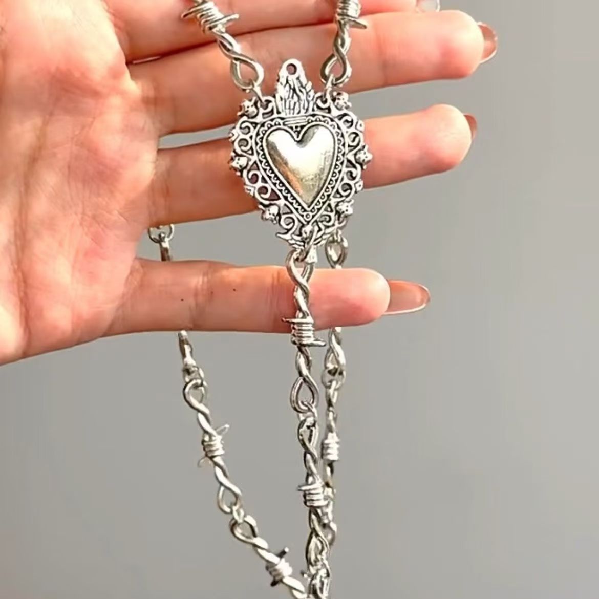 Wholesale Sexy heart pendant thorn clavicle necklace